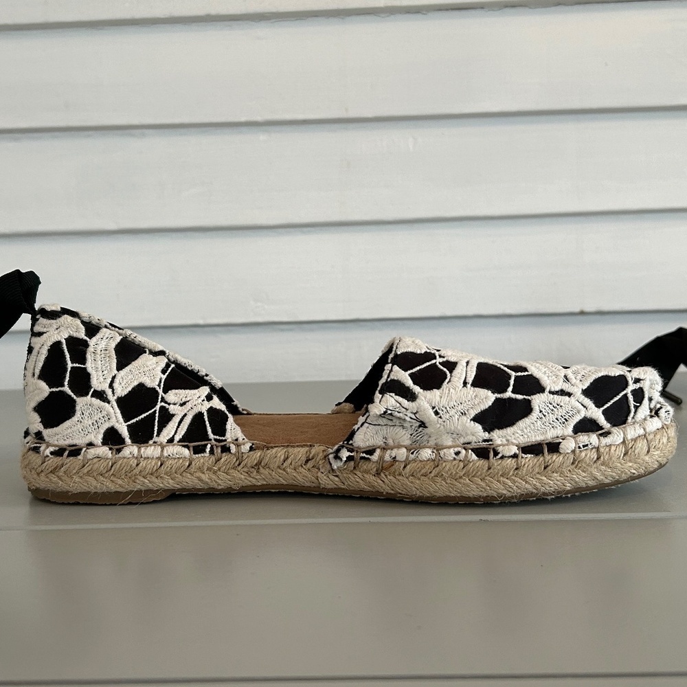 Toms Katalina Women's Black w/White Floral Lace Sz 6.5